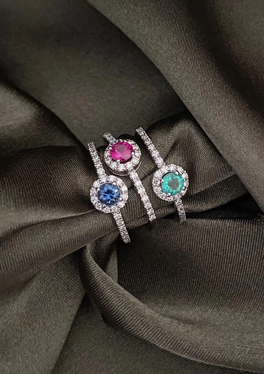 Anillo ROUND RED en oro de 18K con halo de diamantes y rubí|Anillos de Diamantes|Godiam Alta Joyería