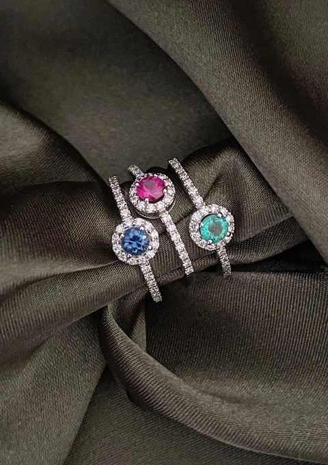 Anillo ROUND RED en oro de 18K con halo de diamantes y rubí|Anillos de Diamantes|Godiam Alta Joyería