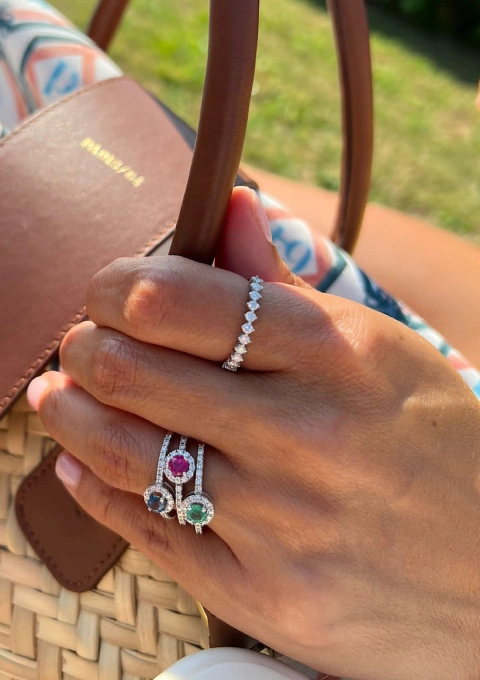 Anel ROUND RED em ouro 18K com diamantes e rubi.