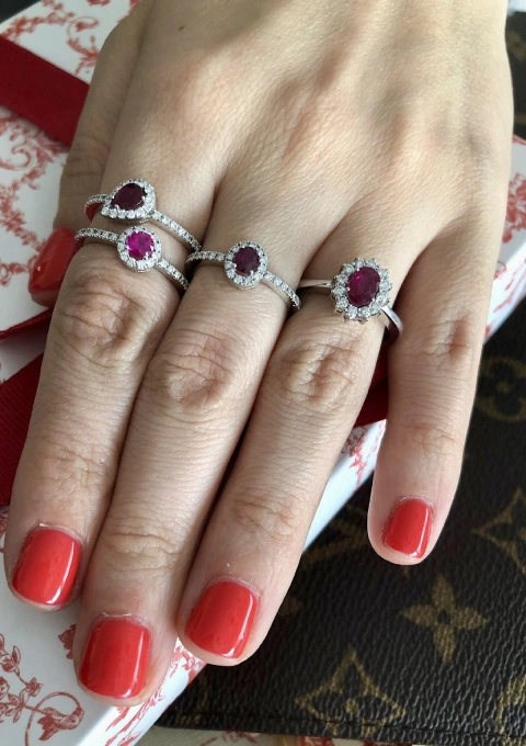 Anillo ROUND RED en oro de 18K con halo de diamantes y rubí|Anillos de Diamantes|Godiam Alta Joyería