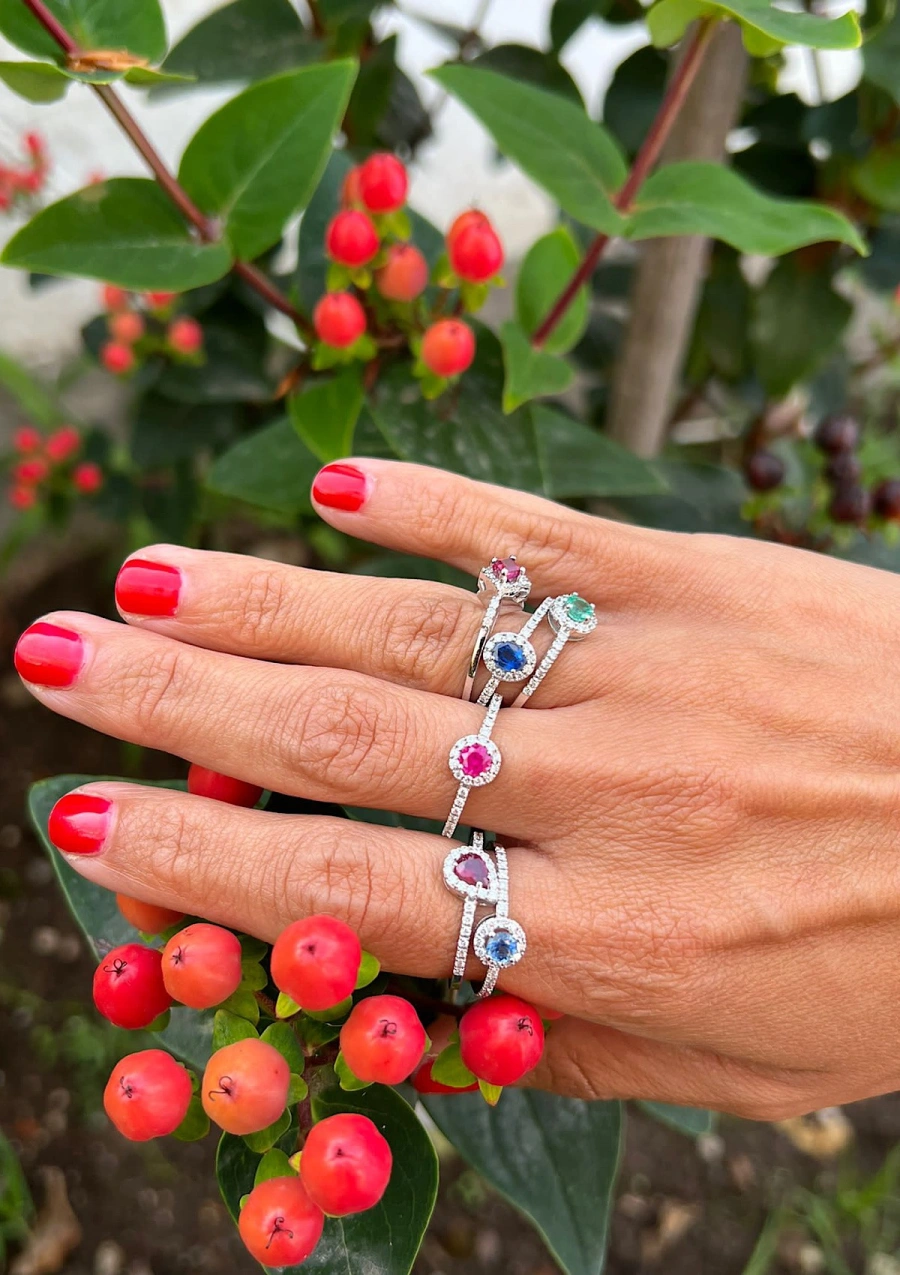 Anel ROUND RED em ouro 18K com diamantes e rubi.