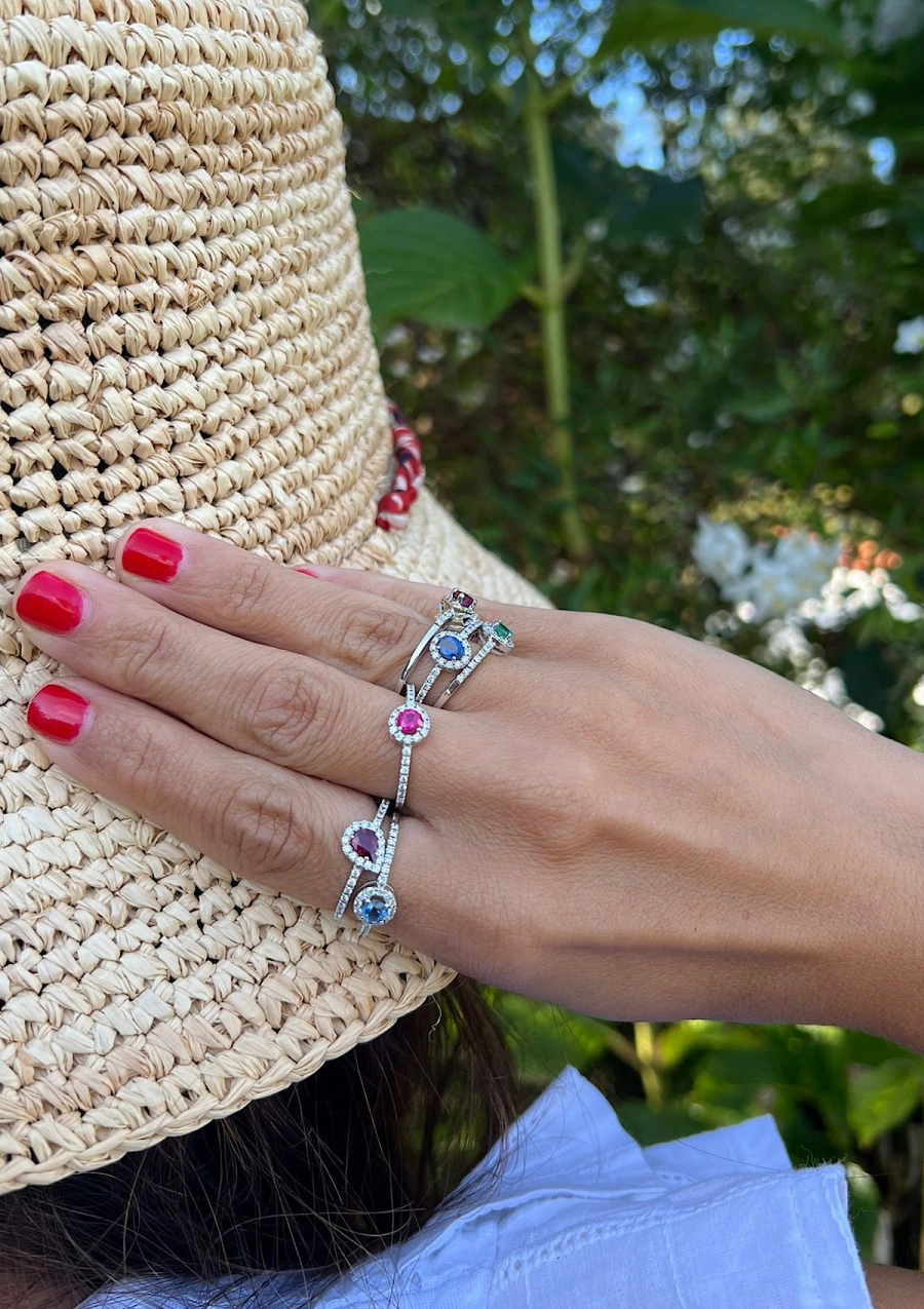 Anillo ROUND RED en oro de 18K con halo de diamantes y rubí|Anillos de Diamantes|Godiam Alta Joyería