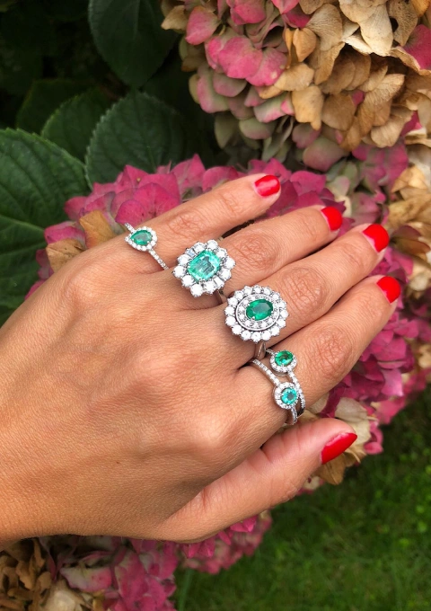 Anillo ROUND GREEN en oro de 18K con halo de diamantes y esmeralda|Anillos con Esmeraldas|Godiam Alta Joyería