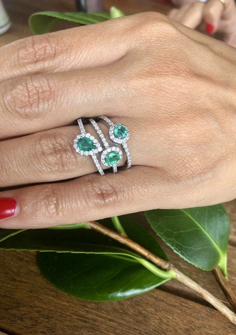 ROUND GREEN 18K gold ring with diamonds and emerald.