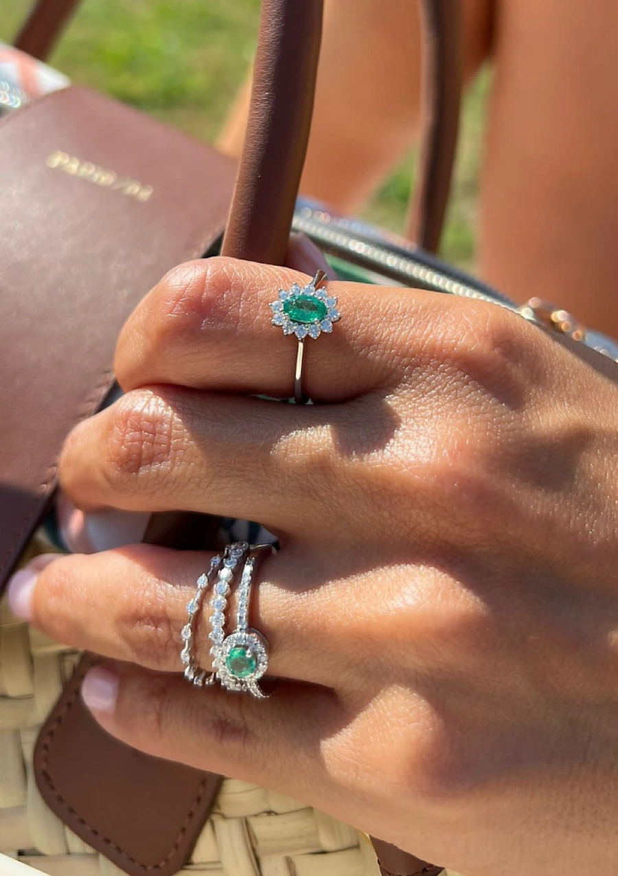 ROUND GREEN 18K gold ring with diamonds and emerald.