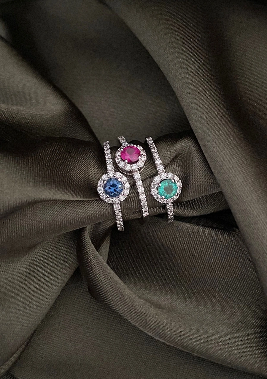 Anillo ROUND GREEN en oro de 18K con halo de diamantes y esmeralda|Anillos con Esmeraldas|Godiam Alta Joyería