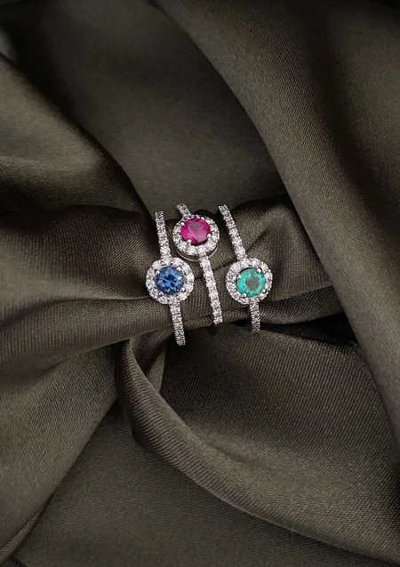 Bague ROUND GREEN en or 18K avec diamants et émeraude.