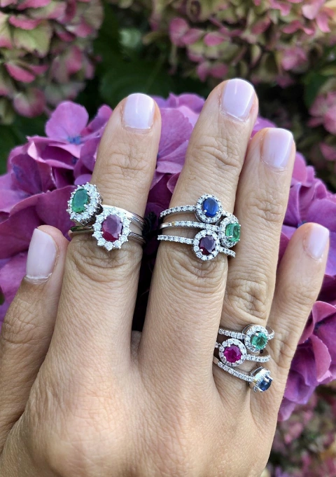 Anel ROUND GREEN em ouro 18K com diamantes e esmeralda.