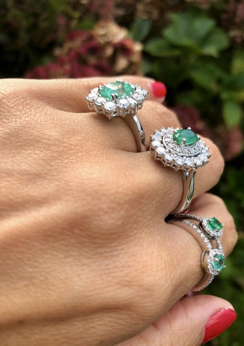 ROUND GREEN 18K gold ring with diamonds and emerald.