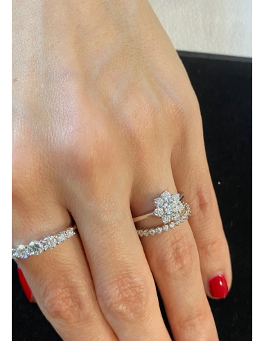 Anillo ANDREA en oro blanco 18K y roseta de diamantes|Anillos de Compromiso|Godiam Alta Joyería Anillo ANDREA en oro blanco 18K y roseta de diamantes|Anillos de Compromiso|Godiam Alta Joyería