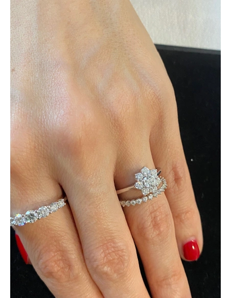 Anel ANDREA em ouro branco 18K e roseta de diamantes.