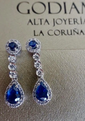 Pendientes PENÉLOPE en oro blanco 18K con diamantes y zafiros azules 2