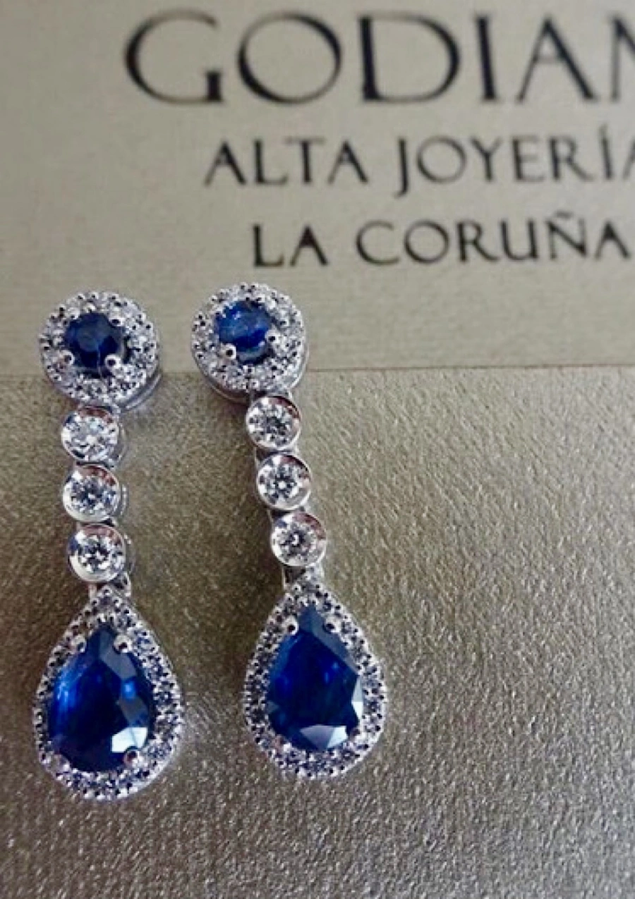 Brincos PENÉLOPE ouro branco 18K com diamantes e safiras.