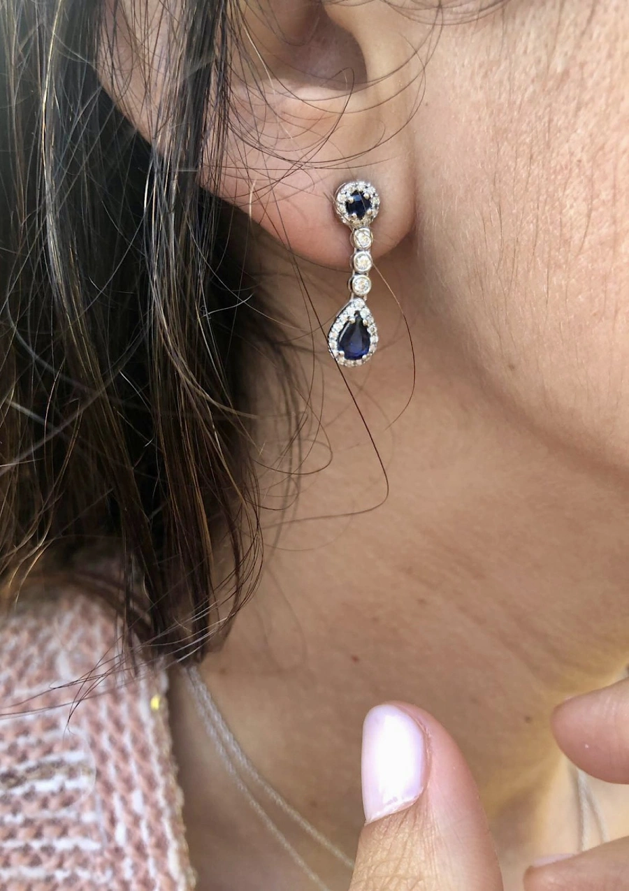 Brincos PENÉLOPE ouro branco 18K com diamantes e safiras.