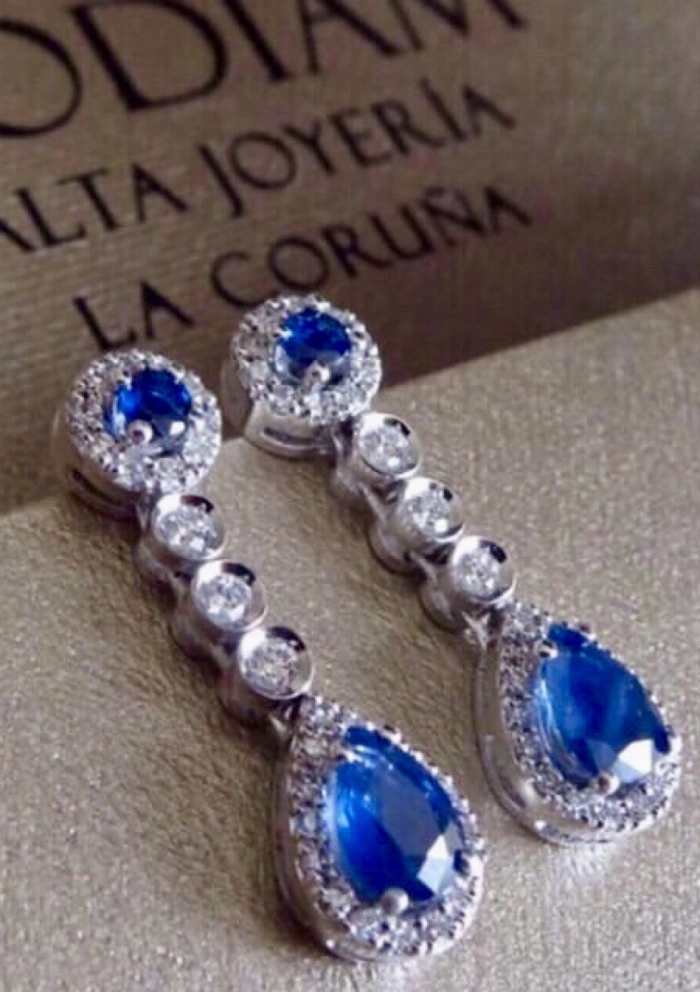 Pendientes PENÉLOPE en oro blanco 18K con diamantes y zafiros azules