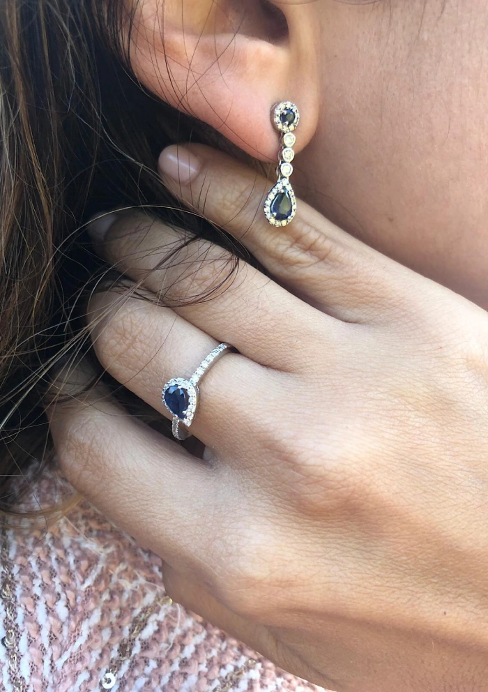 Pendientes PENÉLOPE en oro blanco 18K con diamantes y zafiros azules