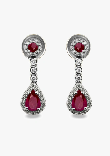 Pendientes semi largos PENÉLOPE en oro blanco 18K con diamantes talla brillante y rubíes talla pera y brillante