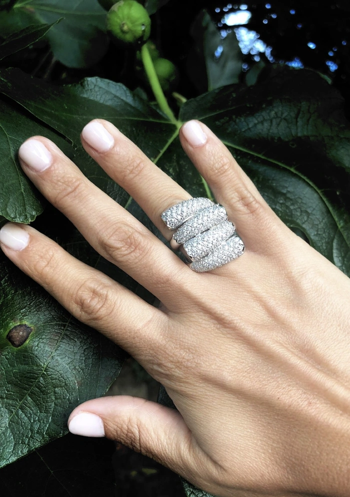 Anel maxi SOCHI em ouro branco 18K com pavé de diamantes. Anel maxi SOCHI em ouro branco 18K com pavé de diamantes.