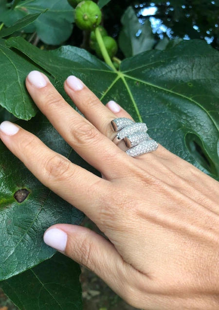 Anel maxi SOCHI em ouro branco 18K com pavé de diamantes.