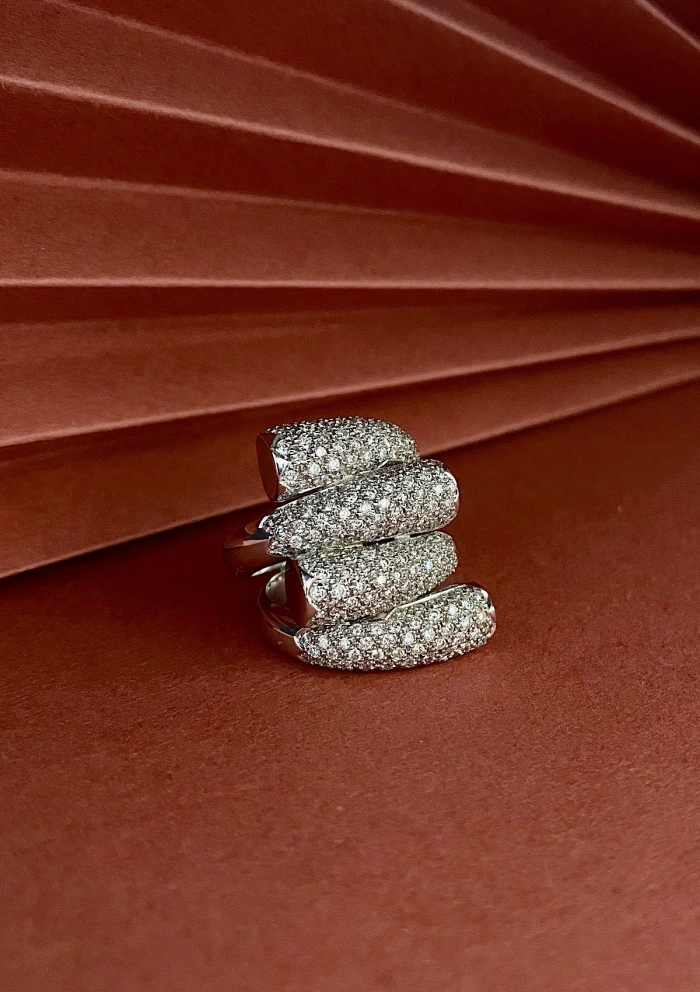 Anel maxi SOCHI em ouro branco 18K com pavé de diamantes. Anel maxi SOCHI em ouro branco 18K com pavé de diamantes.
