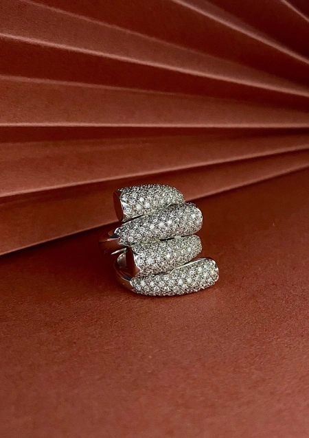 Anel maxi SOCHI em ouro branco 18K com pavé de diamantes.