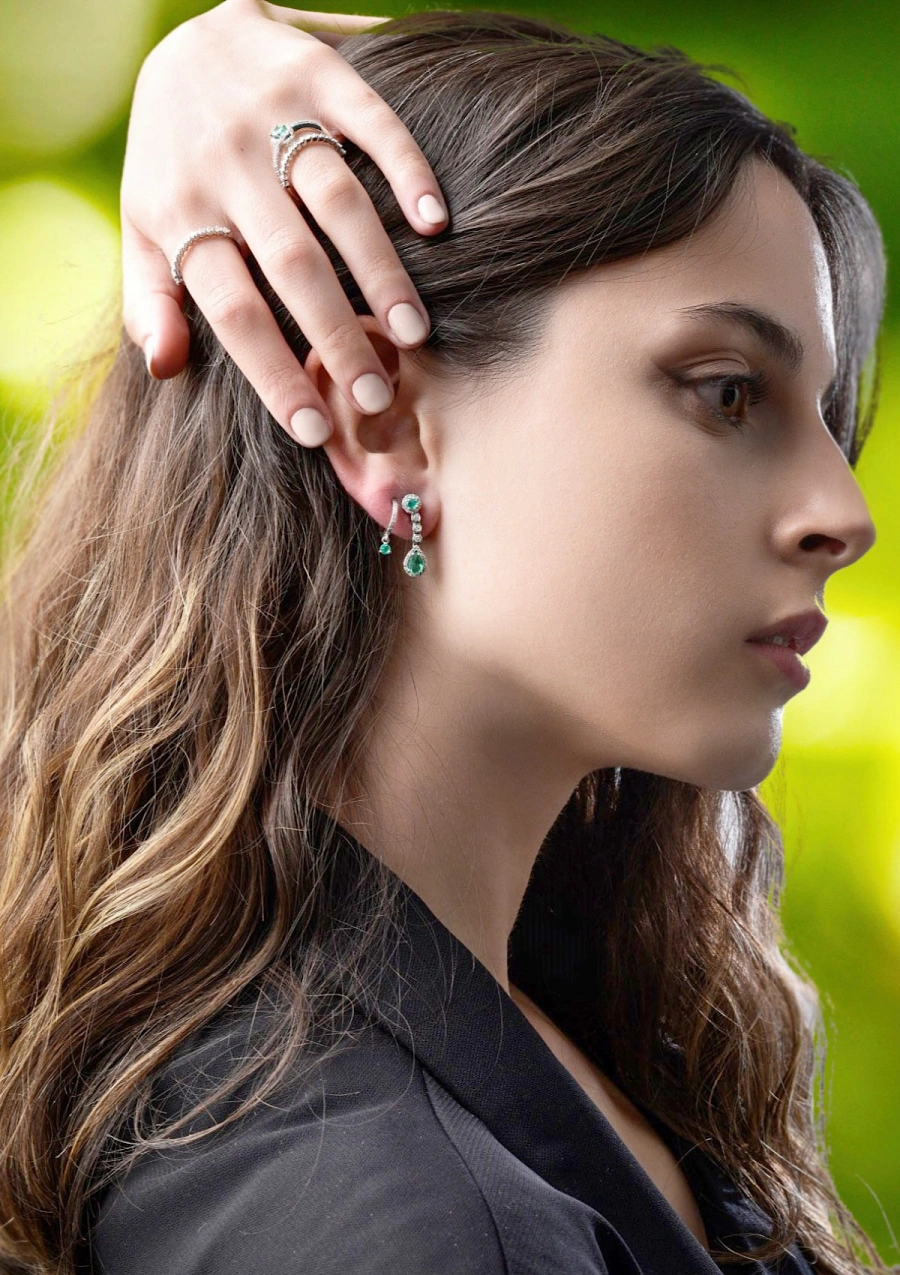 Boucles d'oreilles PENÉLOPE or blanc 18K diamants émeraudes.