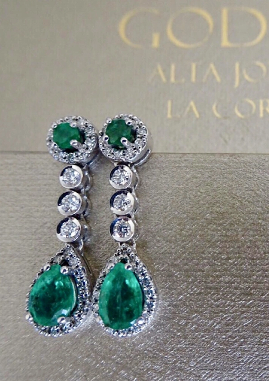 Brincos PENÉLOPE ouro branco 18K com diamantes e esmeraldas.