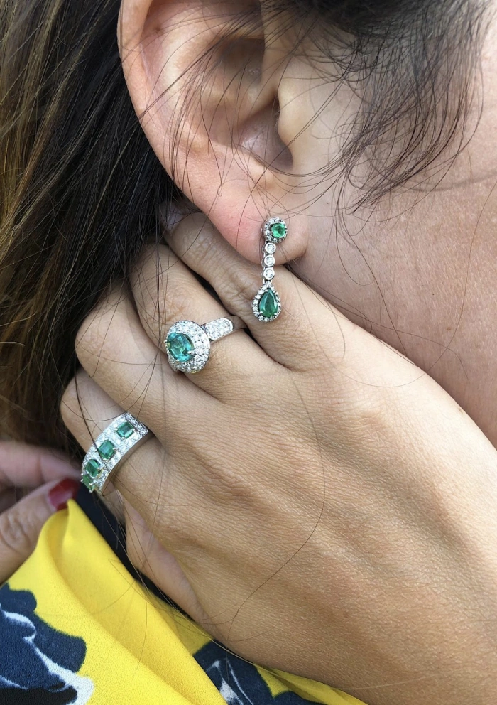 PENÉLOPE 18K white gold diamonds and emeralds earrings. PENÉLOPE 18K white gold diamonds and emeralds earrings.