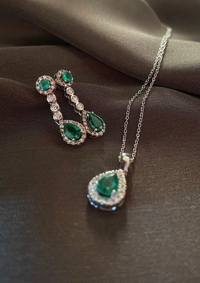 PENÉLOPE 18K white gold diamonds and emeralds earrings. PENÉLOPE 18K white gold diamonds and emeralds earrings.