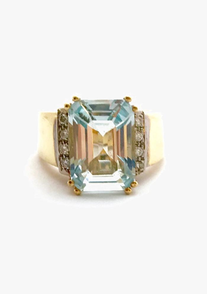 Anillo maxi CALMA en oro amarillo-blanco de 18 quilates con diamantes talla brillante y aguamarina talla octogonal Anillo maxi CALMA en oro amarillo-blanco de 18 quilates con diamantes talla brillante y aguamarina talla octogonal