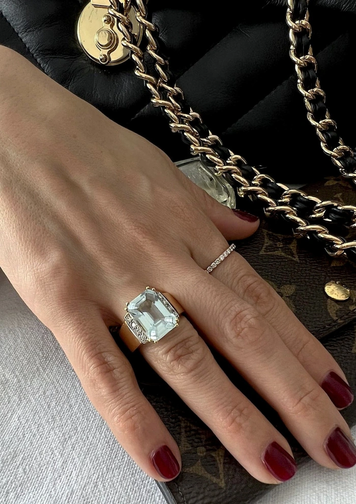 Anillo CALMA en oro amarillo-blanco de 18K con diamantes y aguamarina