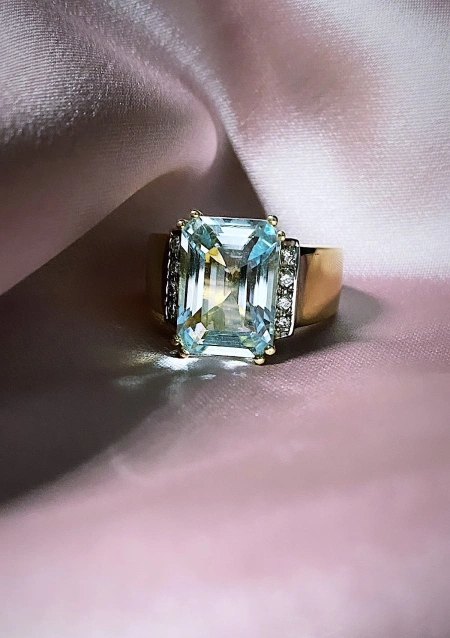 Anillo CALMA en oro amarillo-blanco de 18K con diamantes y aguamarina