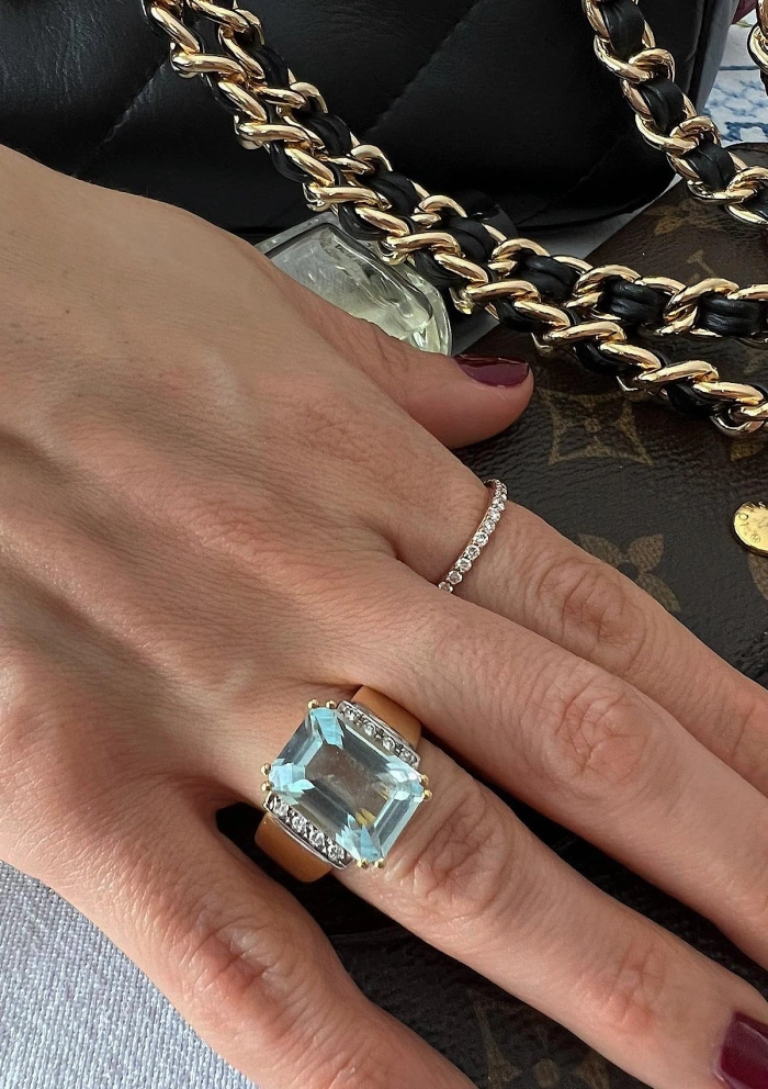 Anillo CALMA en oro amarillo-blanco de 18K con diamantes y aguamarina
