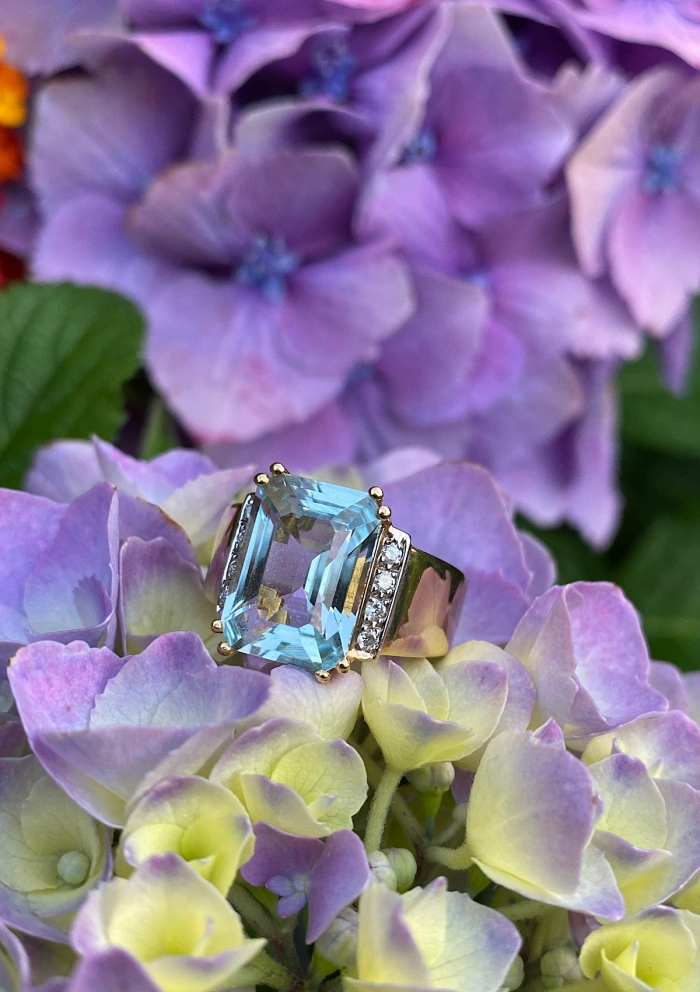 Anillo CALMA en oro amarillo-blanco de 18K con diamantes y aguamarina