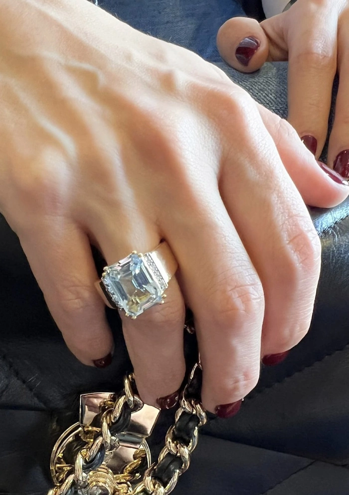 Anillo CALMA en oro amarillo-blanco de 18K con diamantes y aguamarina