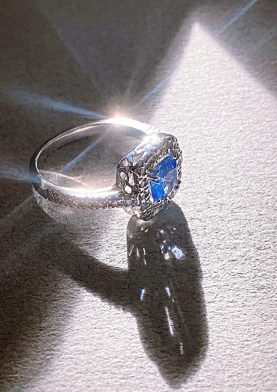 Bague MYANMAR en or blanc 18K avec diamants et saphir bleu.