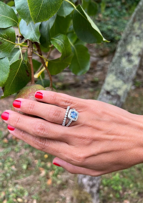 Bague MYANMAR en or blanc 18K avec diamants et saphir bleu.