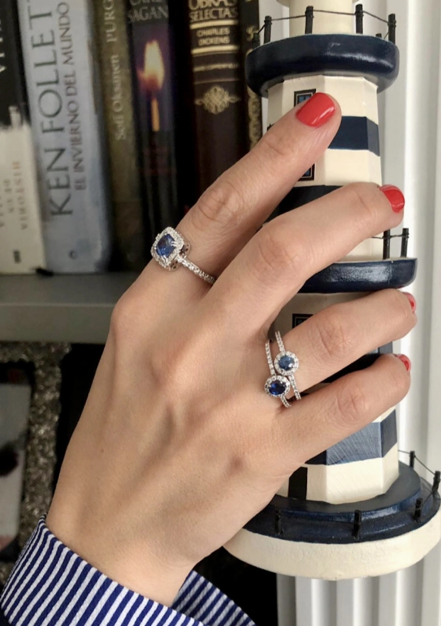 Bague MYANMAR en or blanc 18K avec diamants et saphir bleu.