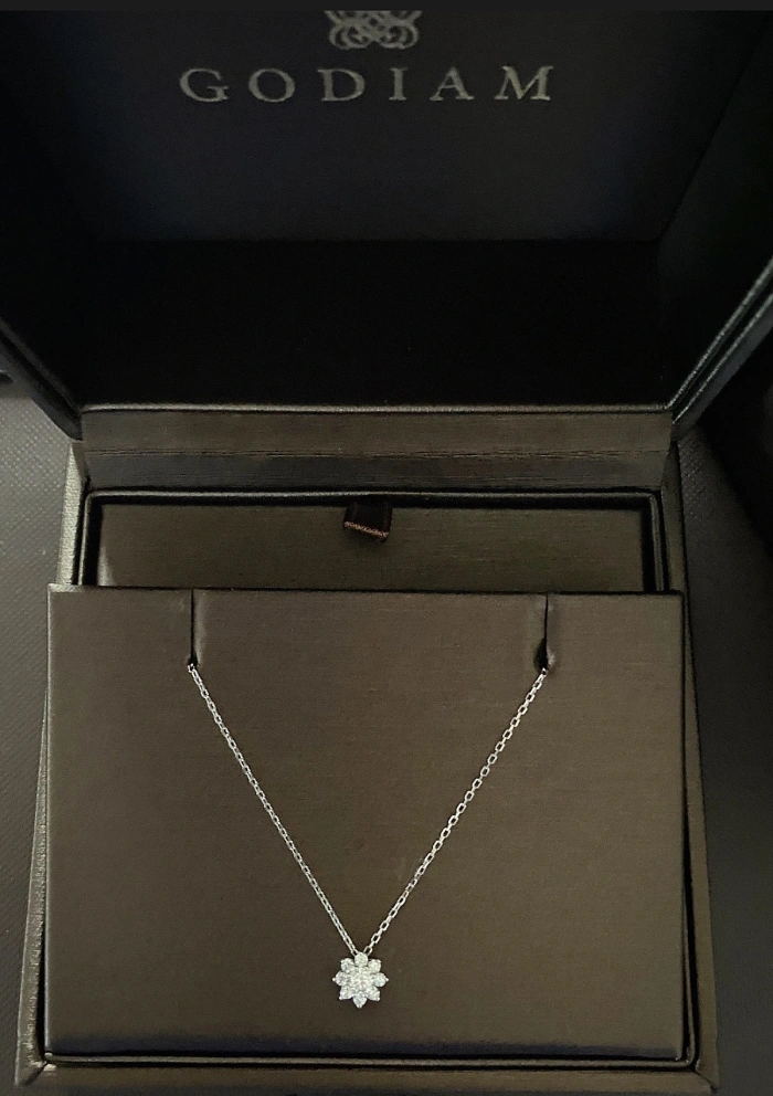 Pendentif SANDRA MINI en or 18K et rosace diamant.