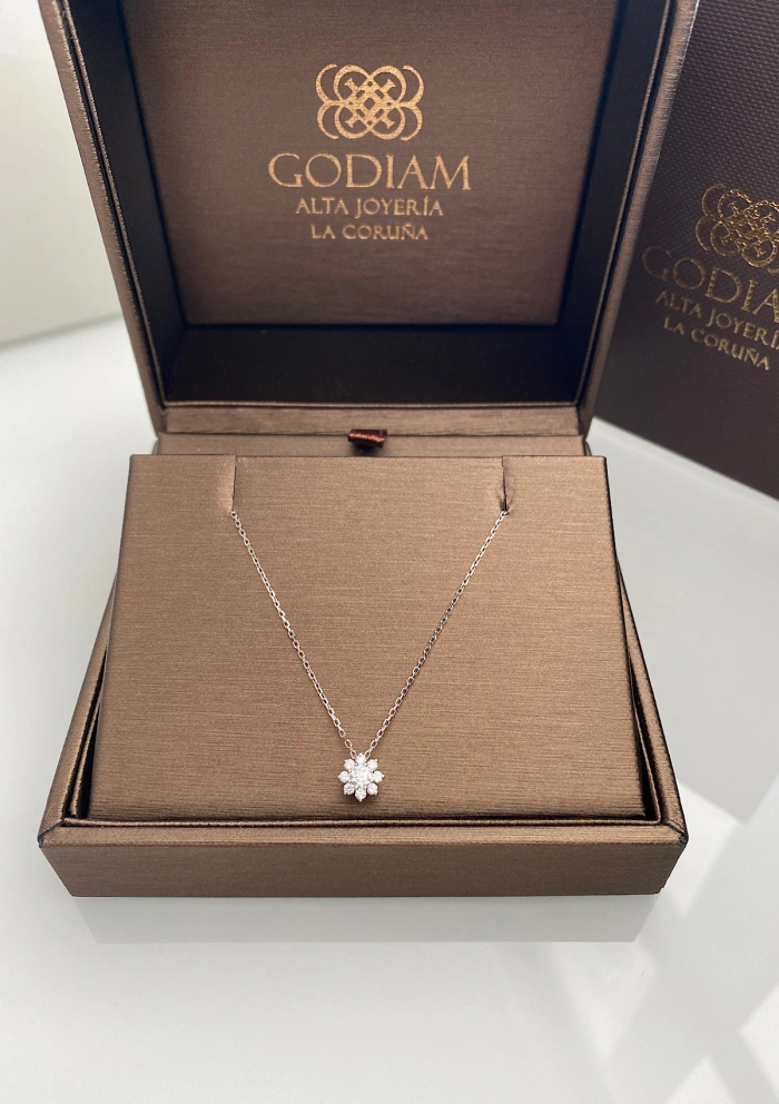 SANDRA MINI 18K gold brilliant cut diamonds rosette pendant.