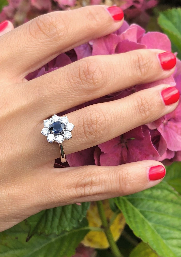Anel SIMONETA em ouro branco 18K diamantes e safira azul.