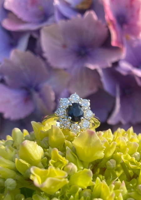 Anel SIMONETA em ouro branco 18K diamantes e safira azul.