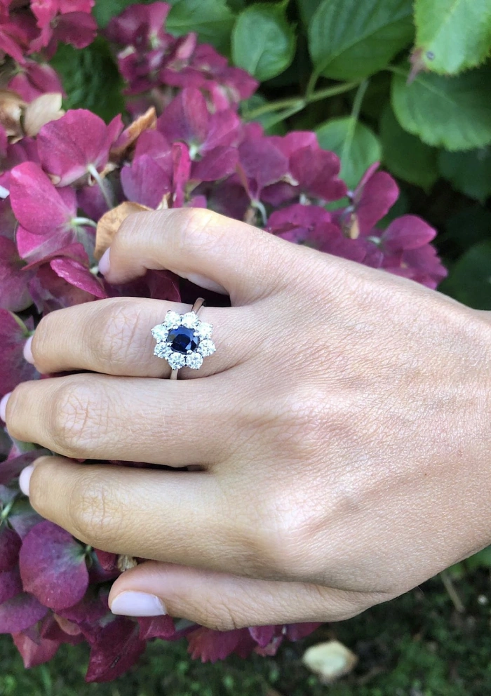 Anel SIMONETA em ouro branco 18K diamantes e safira azul.