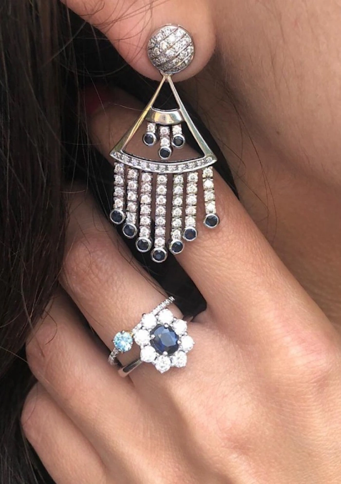 Anel SIMONETA em ouro branco 18K diamantes e safira azul.