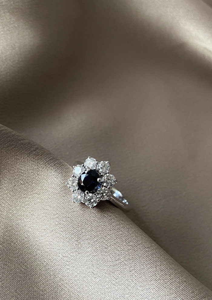 Anel SIMONETA em ouro branco 18K diamantes e safira azul.