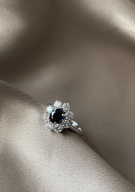 Anel SIMONETA em ouro branco 18K diamantes e safira azul.