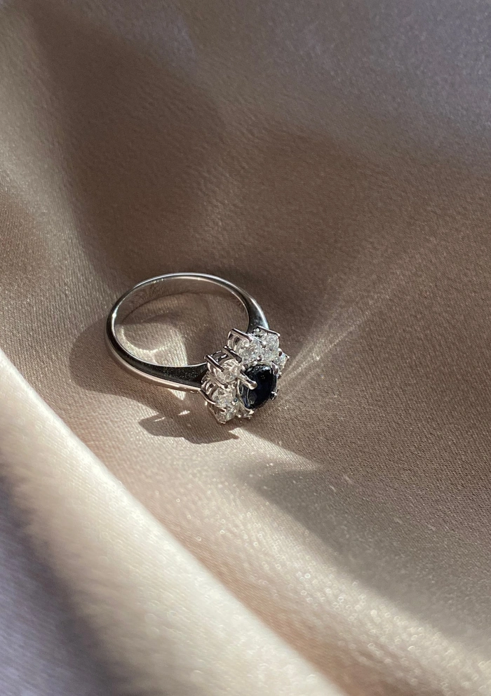 Anel SIMONETA em ouro branco 18K diamantes e safira azul.