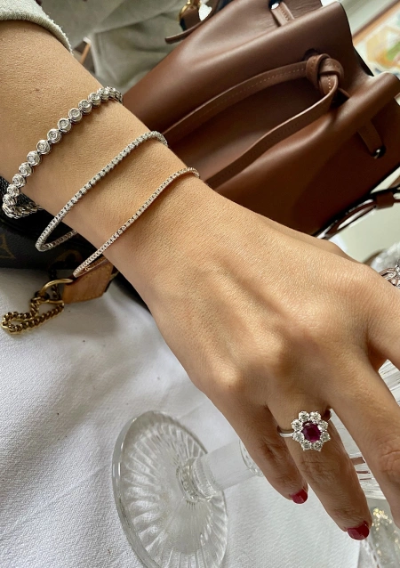 Bague SIMONETA en or blanc 18K avec diamants et rubis.