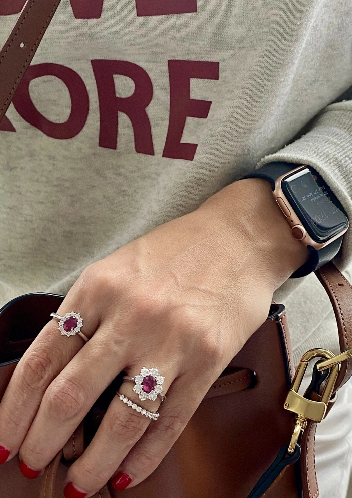 Anillo SIMONETA en oro blanco de 18K con roseta de diamantes y rubí|Anillos con Rubíes|Godiam Alta Joyería Anillo SIMONETA en oro blanco de 18K con roseta de diamantes y rubí|Anillos con Rubíes|Godiam Alta Joyería