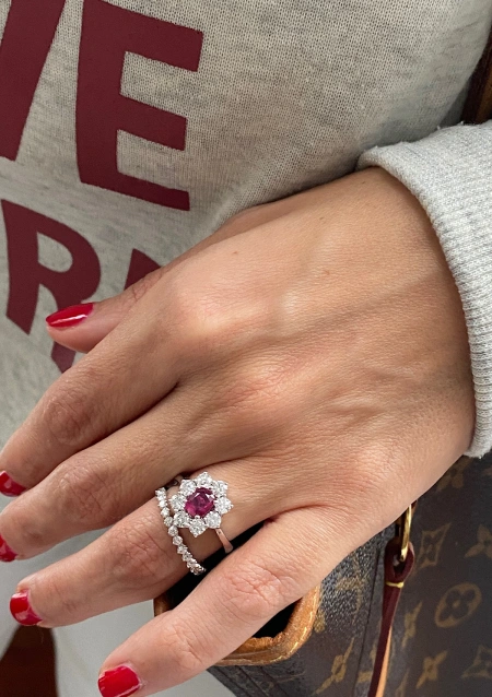 Anillo SIMONETA en oro blanco de 18K con roseta de diamantes y rubí|Anillos con Rubíes|Godiam Alta Joyería